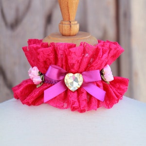 Collar de encaje Acapulco Dreams en bougainvillea fucsia y magenta - Collar de gargantilla romántica con joya de corazón y rosas