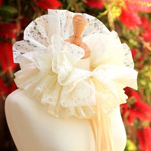Ivory Lace Collar - Fashion Neck Ruff for Burlesque or Elizabethan Costume