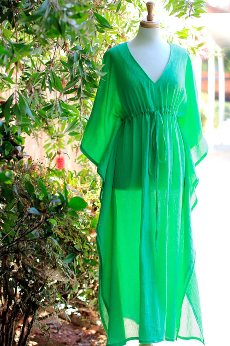 Puede incluir: Una larga kaft&aacute;n verde brillante, fluida, con cuello en V y cintura con cord&oacute;n.