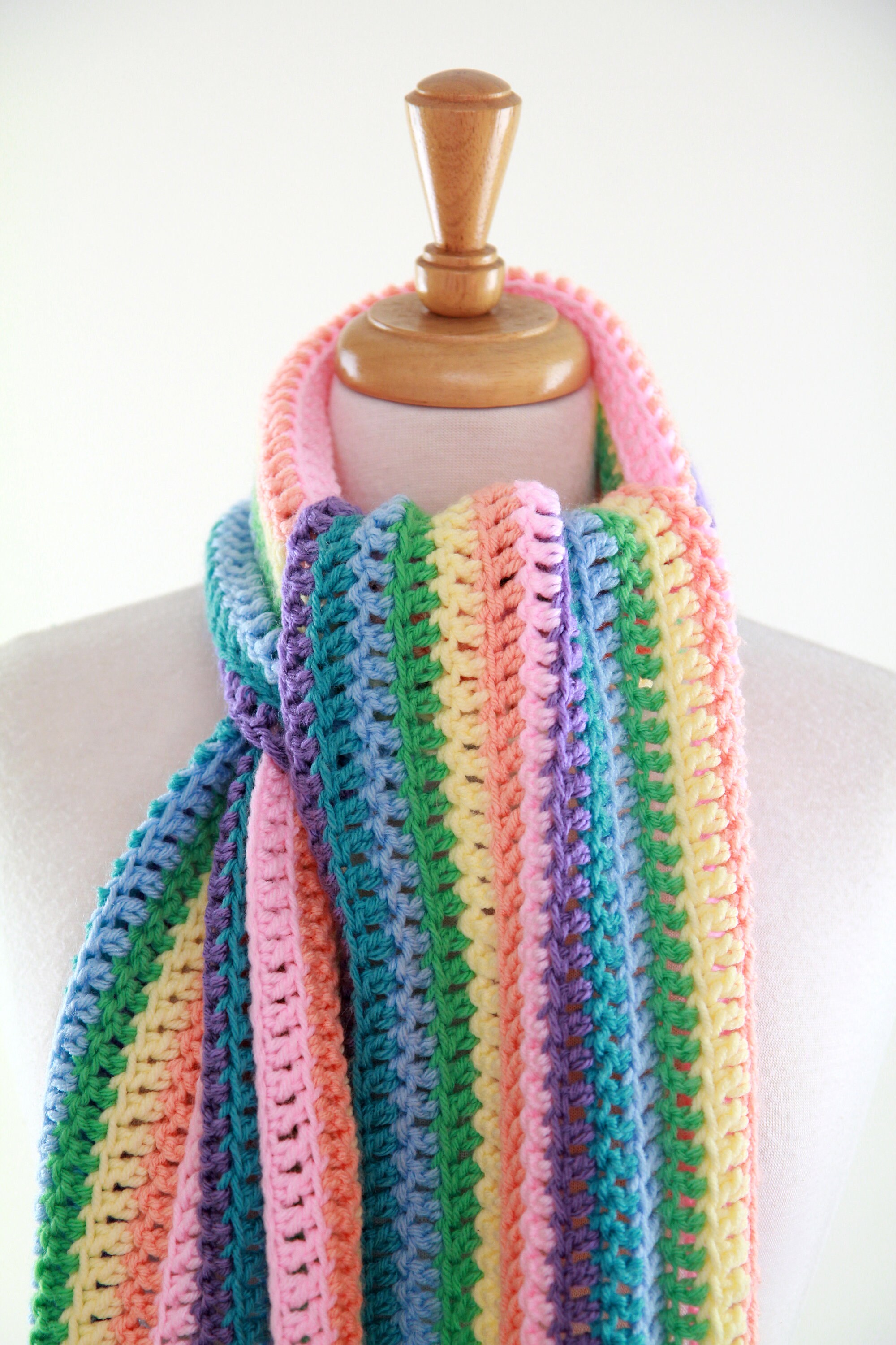 Sciarpa rosa con frange multicolor in puro cotone da Donna