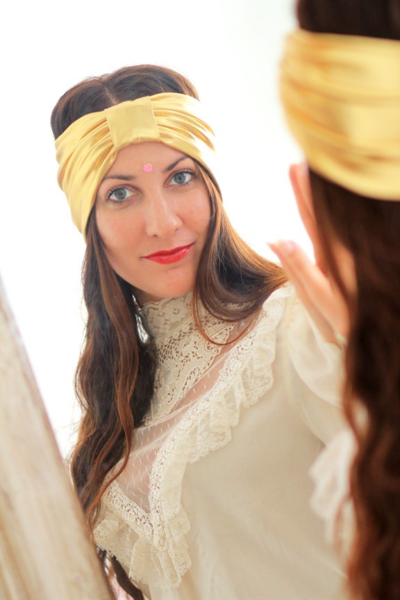 Turban Headband in Gold Metallic - Women display picture 3