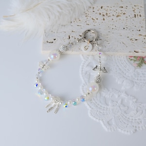 Personalisierter Schmetterlings-Anhänger, verträumter Feenkern-Anhänger mit weißen Mondperlen, glitzernder Schmetterling, irisierende Perlen, Geschenk für Sie