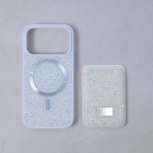 Puede incluir: Una funda de teléfono azul claro y un tarjetero a juego, ambos cubiertos de purpurina iridiscente. La funda del teléfono tiene un anillo magnético plateado y un recorte para la cámara. El tarjetero tiene un rectángulo plateado. Estos artículos son para un teléfono.