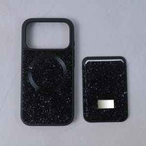 Puede incluir: Funda de teléfono negra y tarjetero a juego. La funda tiene un marco negro y una parte trasera negra texturizada y brillante con un diseño circular. El tarjetero es rectangular con un acabado texturizado similar y un pequeño acento plateado.