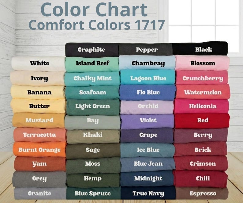 Pu&ograve; includere: Una tabella colori per t-shirt Comfort Colors 1717 con una griglia di campioni di tessuto piegati in varie tonalit&agrave;. Ogni campione &egrave; etichettato con il suo nome di colore specifico, tra cui bianco, avorio, banana, burro, senape, terracotta, arancione bruciato, igname, grigio, granito, grafite, barriera corallina, menta gessosa, schiuma di mare, verde chiaro, baia, kaki, salvia, muschio, canapa, abete blu, pepe, chambray, blu laguna, blu flo, orchidea, viola, uva, blu ghiaccio, blue jean, mezzanotte, blu navy, nero, fiore, crunchberry, anguria, heliconia, rosso, bacca, mattone, cremisi, peperoncino ed espresso.