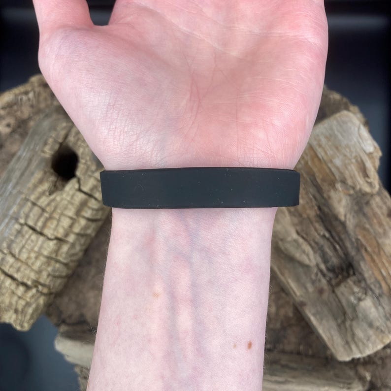 Puede incluir: Una pulsera de silicona negra.
