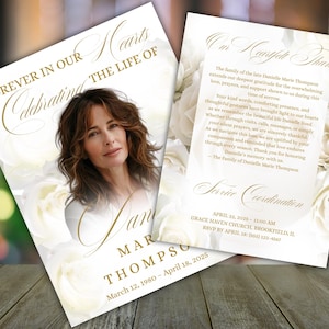 Pode incluir: Cart&atilde;o de mem&oacute;ria de duas p&aacute;ginas com uma foto de uma mulher, rodeada por rosas brancas. O cart&atilde;o inclui o texto "Forever in Our Hearts Celebrating the Life of" e "Our Heartfelt Thanks". O cart&atilde;o tamb&eacute;m inclui o nome "Jane Marie Thompson" e as datas.