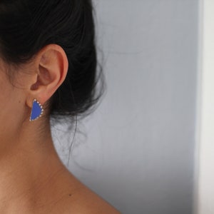 Granulated silver stud earrings Blue