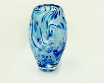 Vase en verre tourbillonnant soufflé à la main : verre artistique bleu, signé