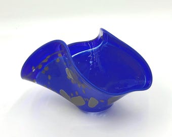 Ciotola in vetro blu cobalto soffiata a mano: centrotavola in vetro artistico piegato