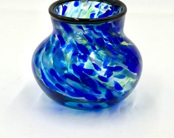 Vase en verre bleu soufflé à la main : vase de l'artiste signé, 4,5 pouces de haut