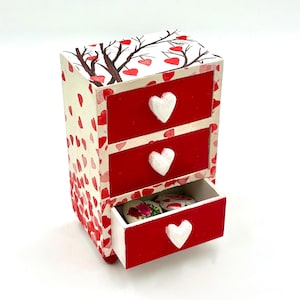 Boîte à bijoux/souvenirs à trois tiroirs : Falling Hearts.  Cadeau recyclé pour elle.