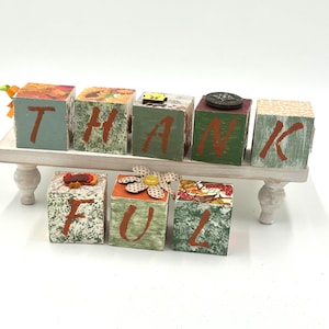 Decoraciones de bandejas escalonadas para Acción de Gracias. Bloques de madera THANKFUL.