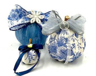 Trio de citrouilles bleues chinoises avec noeuds, bouton vintage.