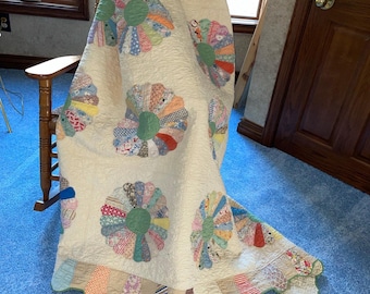 Antique Dresden Plate Quilt with ice cream borders