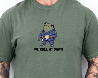 Wir rollen im Morgengrauen bei Dawn Lustig BJJ Shirt, Jiu Jitsu Frosch Tee, Komfort Farben BJJ Geschenk, Grappler Shirt, lustiges Jiu Jitsu Geschenk für Ihn