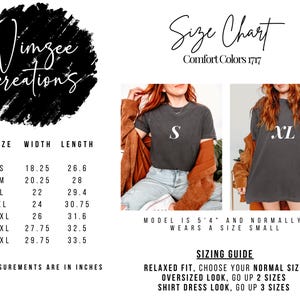 Pu&ograve; includere: Una tabella delle taglie per le t-shirt Comfort Colors 1717 di Wimzee Creations. Include una tabella con le misure di larghezza e lunghezza in pollici per le taglie dalla S alla 4XL e due foto che mostrano una t-shirt grigio antracite in S e XL.
