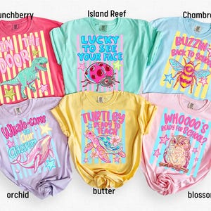 K&ouml;nnte beinhalten: Sechs kurz&auml;rmelige T-Shirts in den Farben Crunchberry, Island Reef, Chambray, Orchid, Butter und Blossom. Jedes T-Shirt zeigt ein einzigartiges Tiermotiv mit Text: Dinosaurier, Marienk&auml;fer, Biene, Wal, Schildkr&ouml;te und Eule.