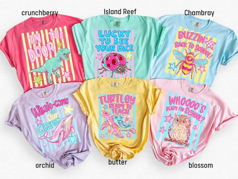 K&ouml;nnte beinhalten: Sechs kurz&auml;rmelige T-Shirts in den Farben Crunchberry, Island Reef, Chambray, Orchid, Butter und Blossom. Jedes T-Shirt zeigt ein einzigartiges Tiermotiv mit Text: Dinosaurier, Marienk&auml;fer, Biene, Wal, Schildkr&ouml;te und Eule.
