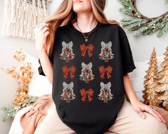 T-shirt coquette kerstbomen, feestelijk vakantie T-shirt, kleurrijk uniseks shirt, Dalmatische designkleding, coquette strikken cadeau-top