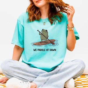 We Paddle at Dawn Funny Paddleboard Shirt, Stand Up Paddle Board Tee, SUP Shirt, Funny Frog Shirt, Paddleboarding Gift, Comfort Colors Shirt immagine 8