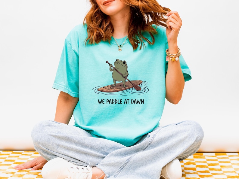 We Paddle at Dawn Funny Paddleboard Shirt, Stand Up Paddle Board Tee, SUP Shirt, Funny Frog Shirt, Paddleboarding Gift, Comfort Colors Shirt immagine 8
