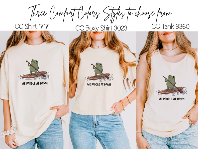Pu&ograve; includere: Tre magliette color crema con la grafica di una rana verde su un paddleboard e il testo "WE PADDLE AT DAWN". Le opzioni includono una maglietta standard etichettata CC Shirt 1717, una maglietta boxy CC Boxy Shirt 3023 e una canotta CC Tank 9360.