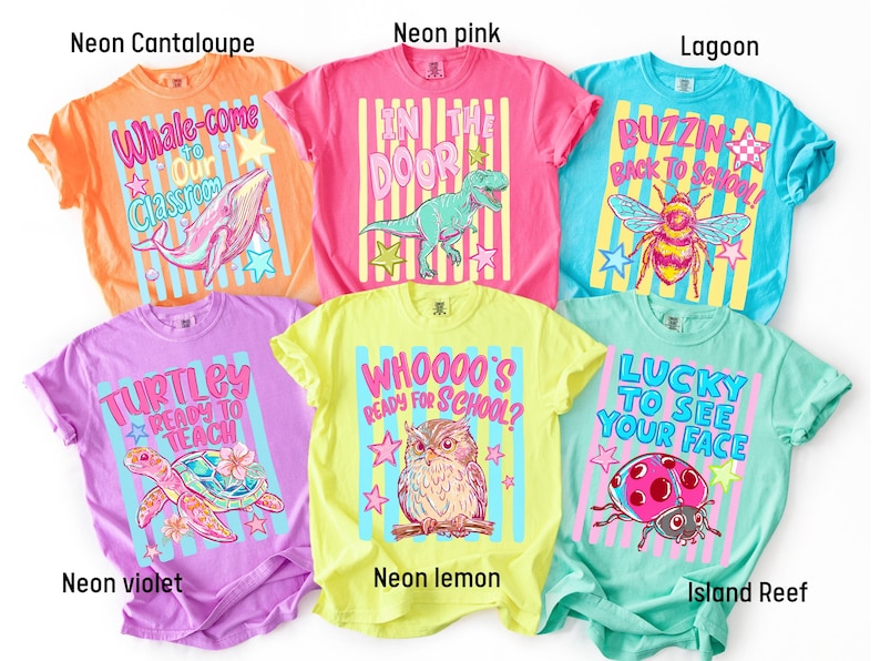K&ouml;nnte beinhalten: Sechs kurz&auml;rmelige T-Shirts in Neon-Cantaloupe, Neon-Pink, Lagune, Neon-Violett, Neon-Zitrone und Inselriff. Jedes Shirt hat einen Hintergrund mit vertikalen Streifen und einen Grafikdruck mit Text: Whale-come to Our Classroom, In the Door, Buzzin Back to School, Turtley Ready to Teach, Whoooo's Ready for School und Lucky to See Your Face.