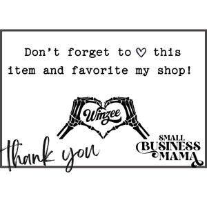 Pu&ograve; includere: Un cartello rettangolare con bordo nero contenente il testo: Don't forget to heart this item and favorite my shop! Sotto c'&egrave; un grafico di due mani scheletriche che formano un cuore attorno alla parola Winzee, con thank you e Small Business Mama.