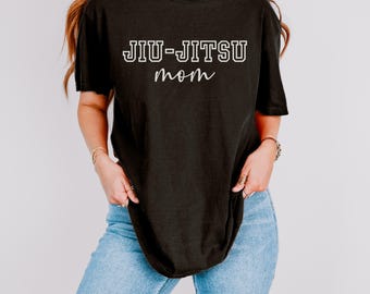 Maglietta Jiu-Jitsu Mom, Maglietta unisex Comfort Colors, Design Proud Sport Mom, Maglietta per arti marziali, Maglietta da Grappling, Abbigliamento BJJ, Regalo per la mamma