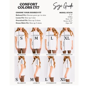 Pu&ograve; includere: Una tabella delle taglie Comfort Colors 1717 con t-shirt bianche nelle taglie S, M, L e XL. La tabella mostra viste frontali e laterali con misure in pollici per larghezza, lunghezza e maniche, insieme alle statistiche del modello e opzioni di vestibilit&agrave;.