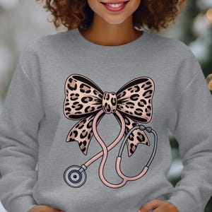Nurse Gift Sweatshirt, Cute Leopard Print Bow with Stethoscope Design, Perfect for Medical Professionals, Cozy Medical Apparel Gift