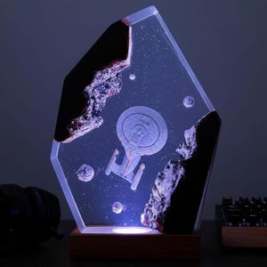 Sci-Fi Galaxy Resin Nachtlicht, handgefertigte Raumschifflampe, kosmisches Weltraumdekor, einzigartige Holzsockellampe, Geschenk für Weltraumliebhaber, Valentinsgeschenk