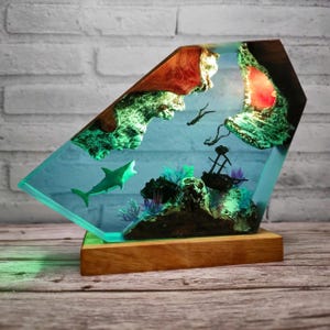 Luminária noturna com tema de mergulhadores e tubarão branco, luminária artesanal com cena de oceano profundo, luminária personalizada com epóxi para oceano, ideias de presentes para decoração de quarto, presentes de aniversário