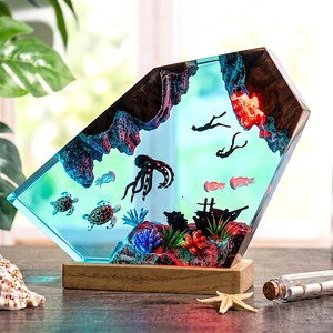 ダイバーオーシャンレジンランプ、深海エポキシナイトライト、タコとウミガメのレジンアート、ビーチハウスの装飾、彼氏へのパーソナライズギフト