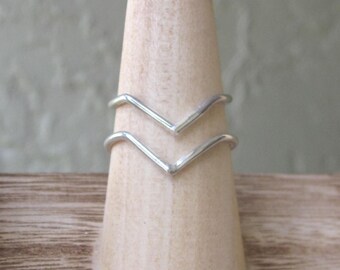 Chevron ring // Silver Chevron ring // Midi ring // One sterling silver stackable ring // V ring // Minimalist stacking ring