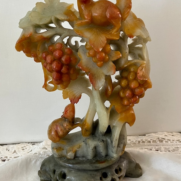 Antike geschnitzte chinesische Specksteinskulptur mit Eichhörnchen und Trauben