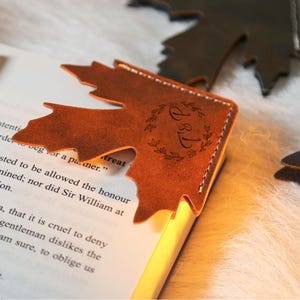 Benutzerdefinierte Ahornblatt Leder Lesezeichen - personalisierte Initiale, handgemachtes Geschenk für Buchliebhaber, rustikales Lesezubehör, Geschenk zum Schulanfang