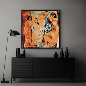 Puede incluir: Una obra de arte enmarcada que presenta una pintura cubista con figuras en tonos naranja, beige y azul. La obra de arte se exhibe sobre un mueble negro con jarrones negros decorativos. Una l&aacute;mpara de pie negra est&aacute; a la izquierda.