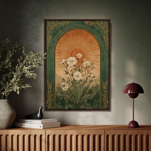 Könnte beinhalten: Gerahmter Kunstdruck mit einem stilisierten Blumenarrangement mit weißen Blüten und grünem Laub. Das Kunstwerk hat eine warme Farbpalette mit einem orangefarbenen Sonnenstrahl-Design im Hintergrund, umrahmt von einem grünen Bogen und dekorativen Elementen.