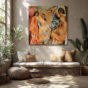 Puede incluir: Una gran pintura abstracta enmarcada que representa figuras desnudas en tonos naranja, rojo y azul. La obra de arte cuelga sobre un banco empotrado con cojines y cojines decorativos de colores neutros. La habitaci&oacute;n cuenta con luz natural y plantas de interior.