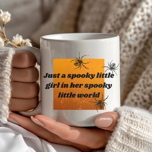 Nur ein gruseliges kleines Mädchen in ihrer gruseligen kleinen Weltbecher, Retro Spinnenbecher für sie, gruselige Spinnen-Halloween-Ästhetik, Herbstspinnentasse