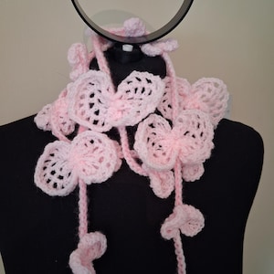 Handgehaakte sjaal van touw. Acryl. Veel roze.