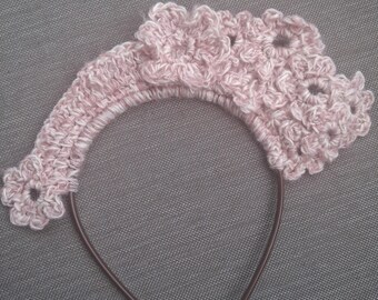 Unieke, lichtgewicht gehaakte haarband/fascinator. Donkerroze beige