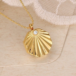 Collar con medallón de concha octogonal, regalo minimalista de moissanita para mujer, colgante único con dije