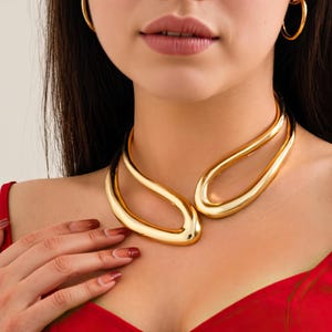 Oversized Gold Chunky Choker – Duży rzeźbiarski naszyjnik dla kobiet – Odważna nowoczesna biżuteria na imprezy, wydarzenia i formalne okazje