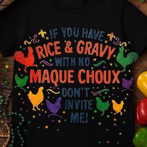 Może przedstawiać: Czarny t-shirt z kolorową grafiką. Tekst brzmi "If you have rice & gravy with no maque choux, don't invite me!" z ilustracjami kogutów i kur.