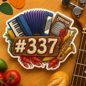 Op de afbeelding: Een kleurrijke sticker met een accordeon, saxofoon en rivierkreeften, met het nummer 337 op een houten bord. Gitaarstemknoppen, gitaarsnaren en brood zijn ook zichtbaar. Inclusief gitaarplectrums en tomaten.