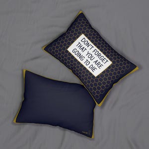 No olvides que vas a morir, almohada lumbar azul marino y dorada con diseño de panal de abeja, 20x14 imagen 4
