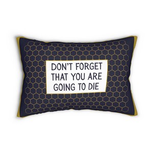 No olvides que vas a morir, almohada lumbar azul marino y dorada con diseño de panal de abeja, 20x14 imagen 1